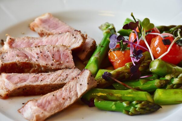 asparagus, steak, veal steak, veal, flesh, pink, grilling, green, green asparagus, asparagus time, pesto, vegetables, tomatoes, cress, sango radish cress, balsamic vinegar, oil, meal, enjoy the meal, cook, kitchen, healthy, spring, low carb, diet, nature, food